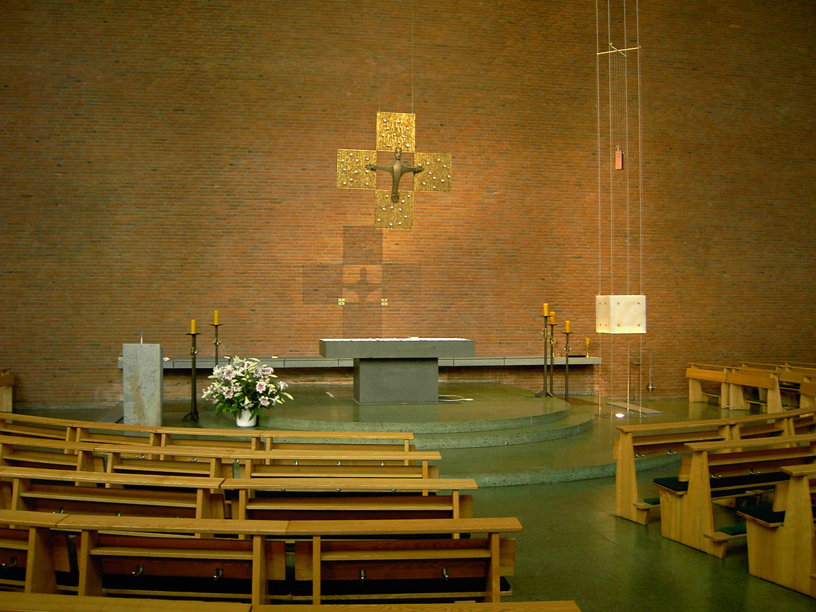 Der Altarraum mit dem Tabernakel - eingespannt zwischen Boden und Decke